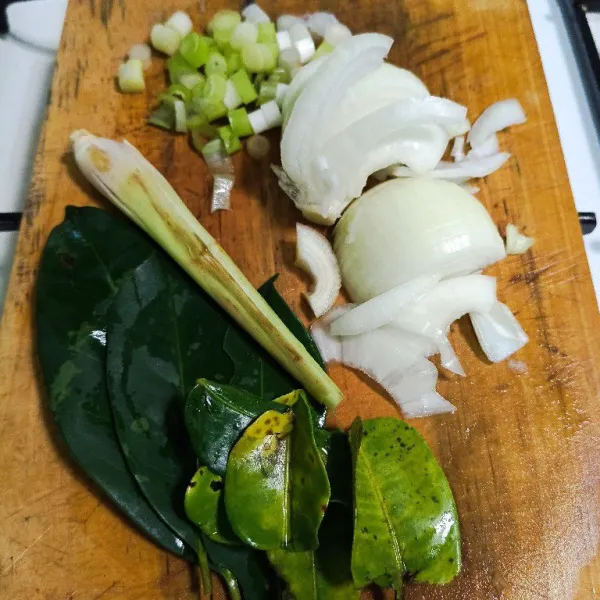 Siapkan aromatik, bawang bombay dan daun bawang
