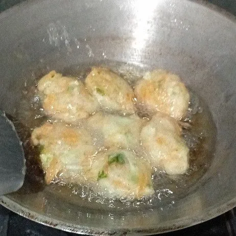 Kemudian, goreng hingga matang dengan api sedang dan minyak yang cukup.