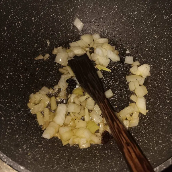 Tumis bawang bombay dengan margarin sampai kecoklatan.