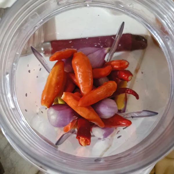 Masukkan bahan dalam tabung blender, kemudian tambahkan air.