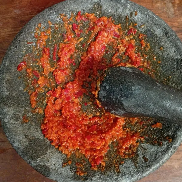 Haluskan bumbu halus.