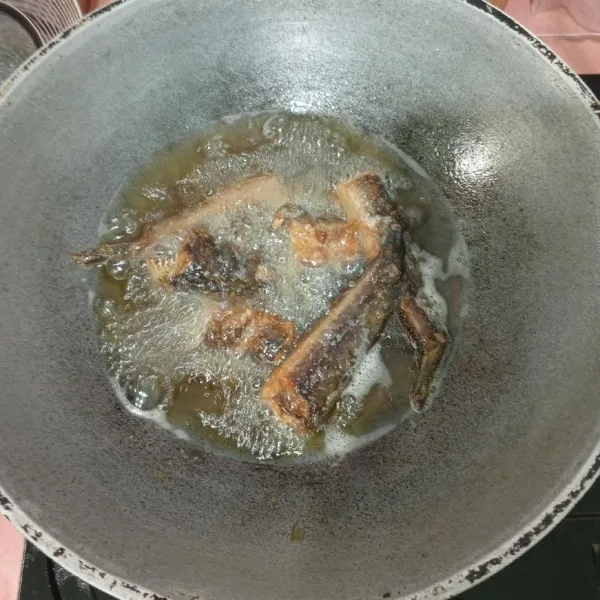 Goreng ikan lele.