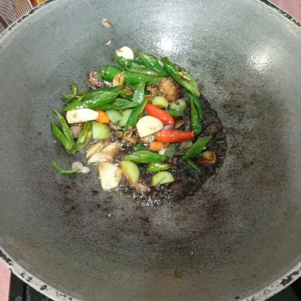 Tuang kecap manis dan saus tiram.