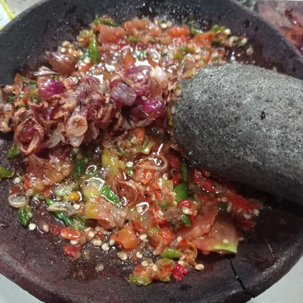 Masukkan bawang merah goreng dan minyak mendidih.