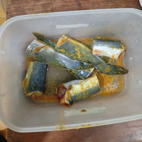 Potong lele jadi 2 bagian, lalu marinasi dengan bumbu ikan goreng selama minimal 1 jam.