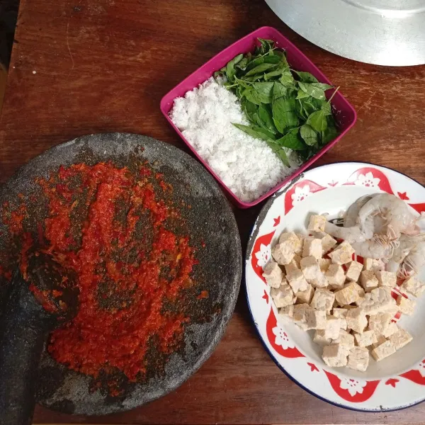 Siapkan udang, tempe yang dipotong dadu, kelapa parut, dan daun kemangi.