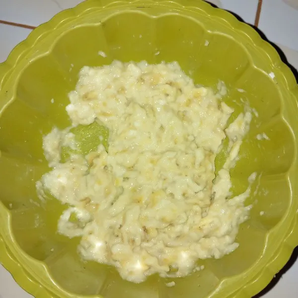 Hancurkan 4 buah pisang yang masak.