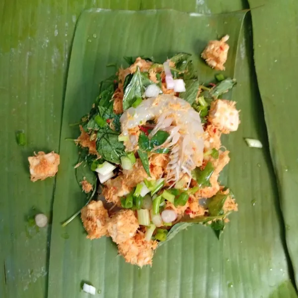 Bagi menjadi 3 bagian, lalu bungkus dengan daun pisang.