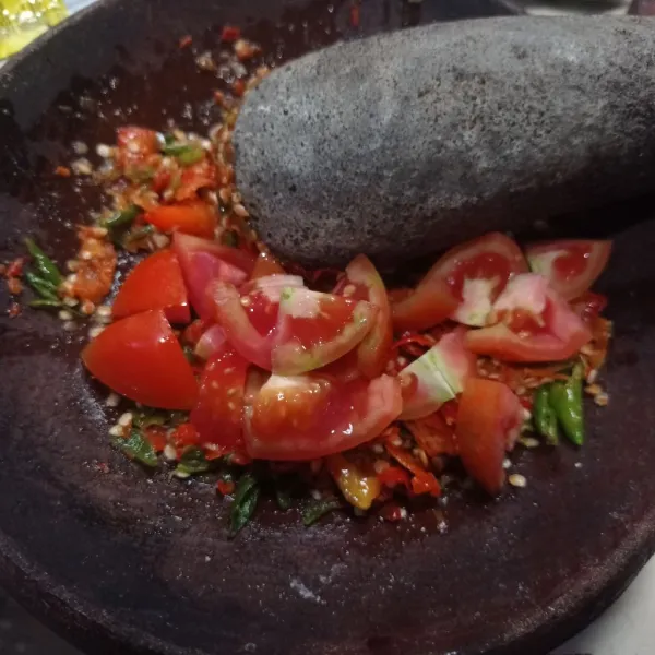 Uleg cabe, garam, gula, dan penyedap sampai halus. Masukkan tomat, uleg lagi sampai halus atau sesuai selera.