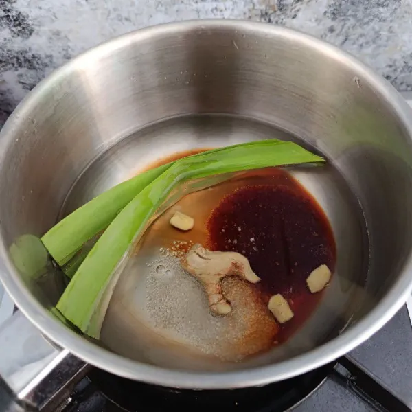 Masukkan semua bahan kuah ke dalam panci, rebus hingga gula larut dan mendidih.