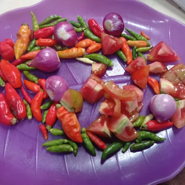 Siapkan cabe rawit, bawang merah, dan tomat. Lalu, potong tomat kotak kecil.