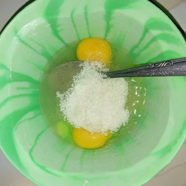 Kocok lepas telur, gula, dan sedikit garam menggunakan sendok.