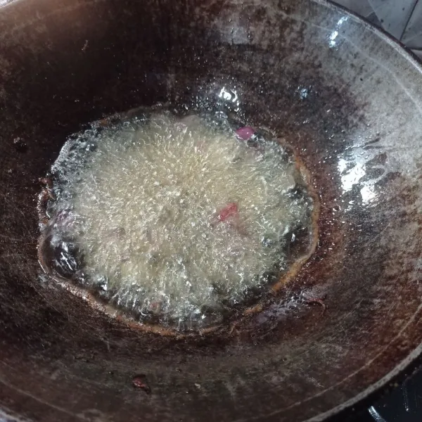 Iris bawang merah, goreng sampai kering, kemudian tiriskan.