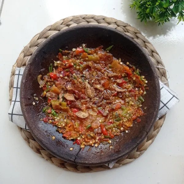 Aduk sampai tercampur, kemudian koreksi rasanya. Sajikan!