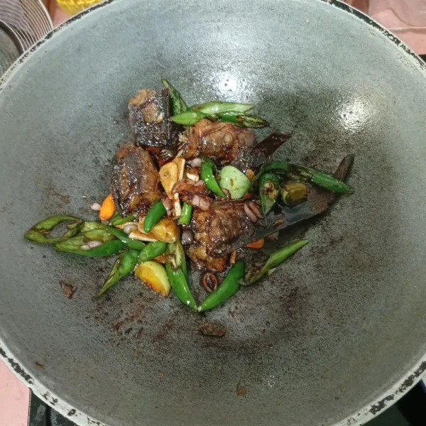 Masukkan lele, kemudian aduk rata.