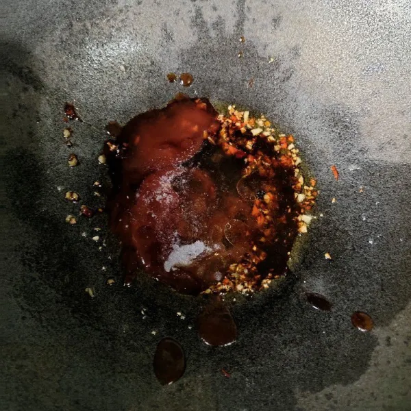 Tumis cabe dan bawang putih cincang, lalu tambahkan saus tomat, kecap asin, kecap manis, saus tiram, gula, dan sedikit air.