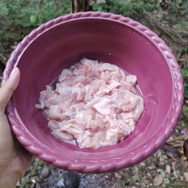 Potong kecil-kecil daging ayam.