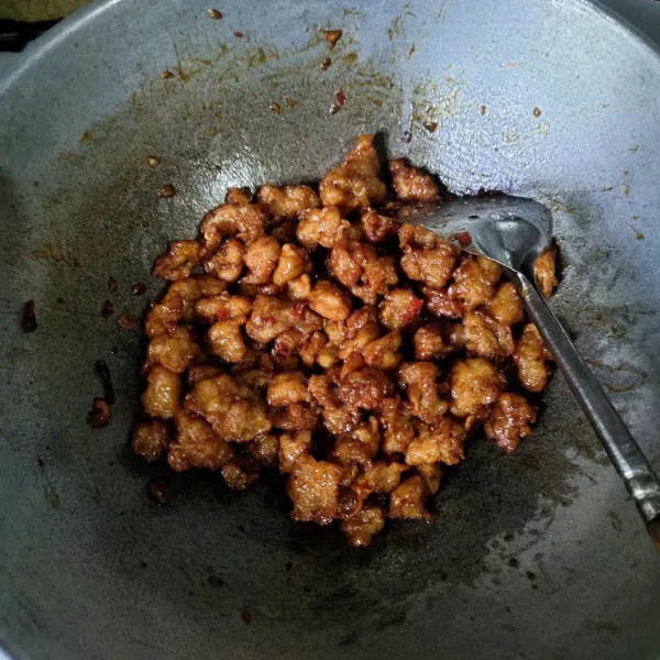 Masukkan ayam goreng dan aduk hingga merata.