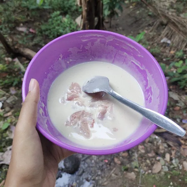 Baluri ayam dengan tepung bumbu.