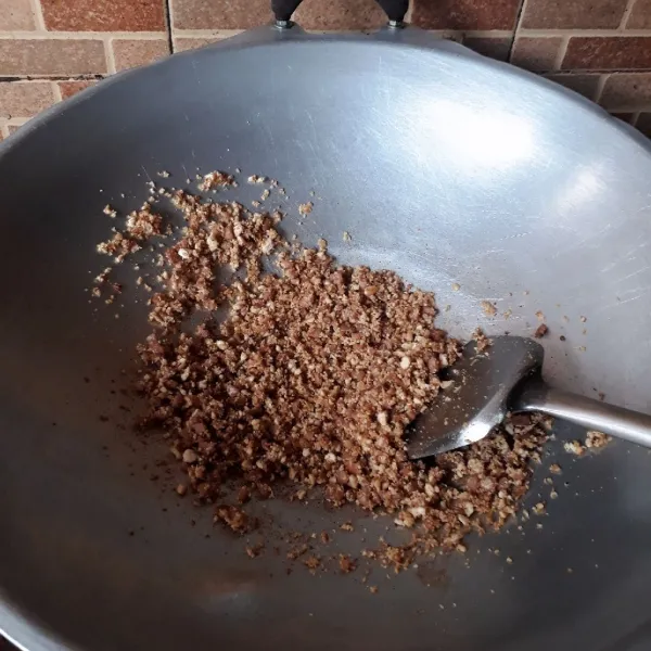 Masak sambil diaduk - aduk hingga setengah kering. Isian pangsit siap digunakan, bisa juga digunakan sebagai lauk atau toping di nasi hangat.