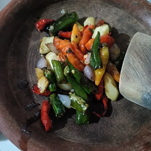 Lalu, pindahkan ke cobek tanah liat.