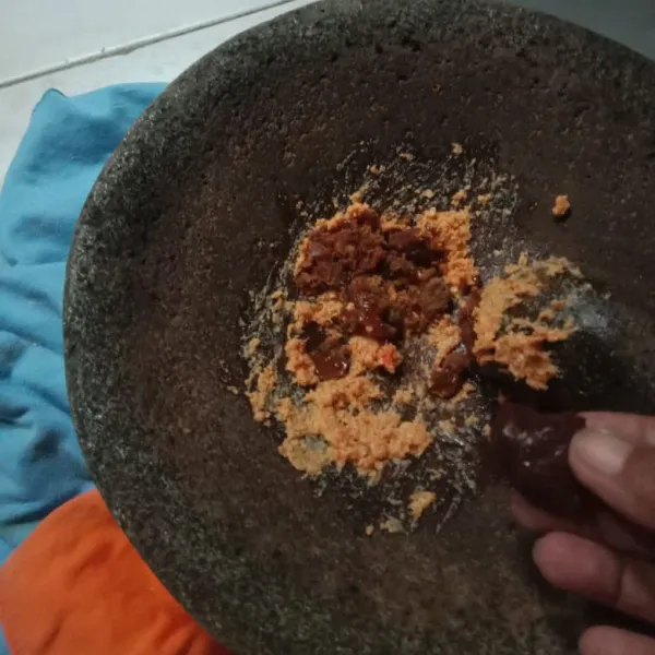 Uleg halus kacang tanah, gula merah, asam jawa, garam, dan penyedap. Kemudian, tambahkan air. Bumbu rujak siap disiram ke cireng!