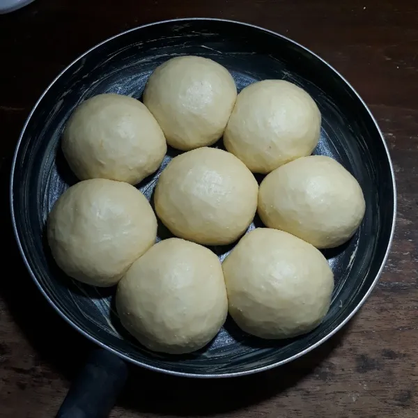 Tutup dan istirahatkan selama 30 menit hingga mengembang. Olesi atasnya dengan margarin.