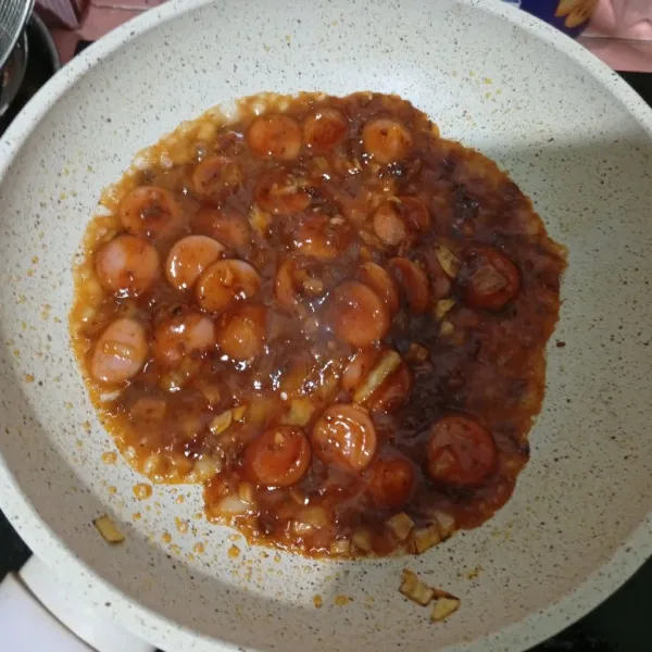 Masukkan saus spaghetti dan 2 sdm air rebusan spaghetti.