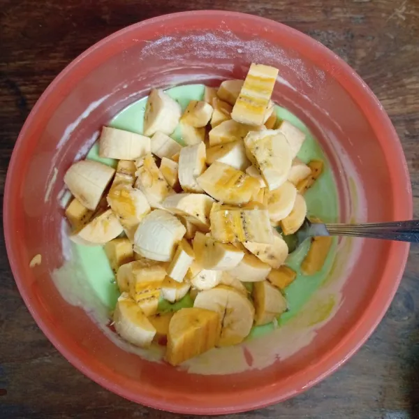 Potongan-potong pisang, lalu campur dengan adonan.