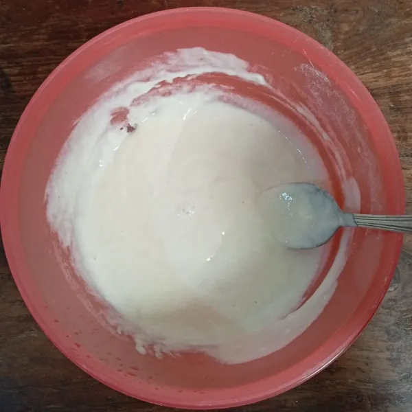 Campur terigu, gula halus, dan garam. Masukkan air sedikit demi sedikit sambil diaduk.
