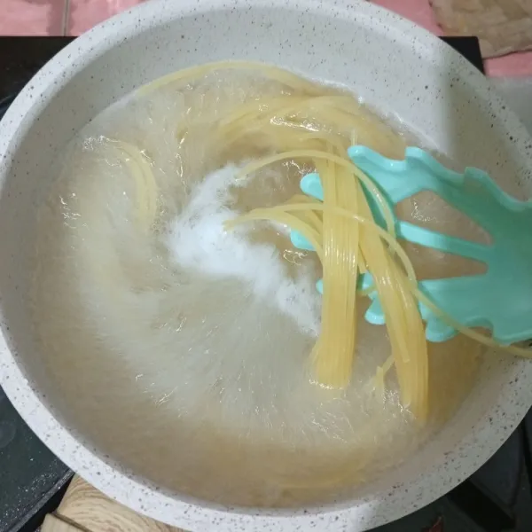 Rebus spaghetti selama 7 menit, lalu ditiriskan.