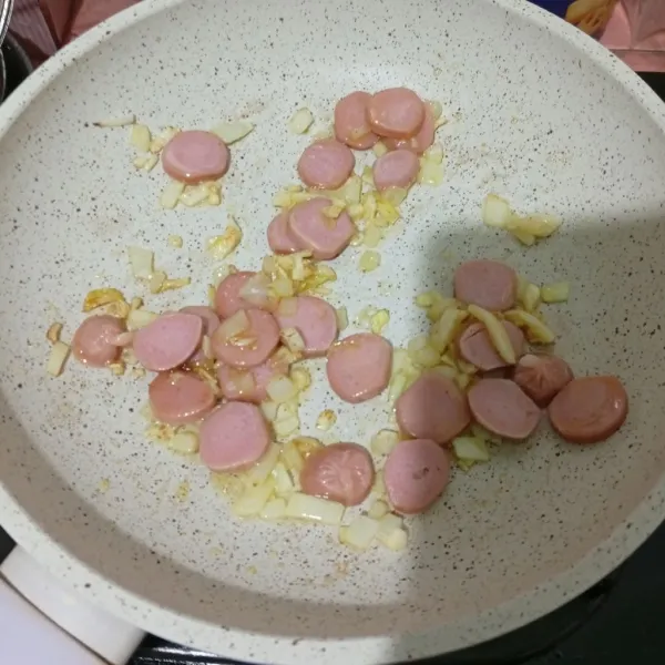 Beri irisan sosis.