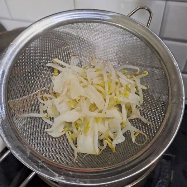 Panaskan air di panci, lalu rebus sayuran sampai matang. Kalau saya lebih suka tidak terlalu matang, jadi sayuran masih fresh.