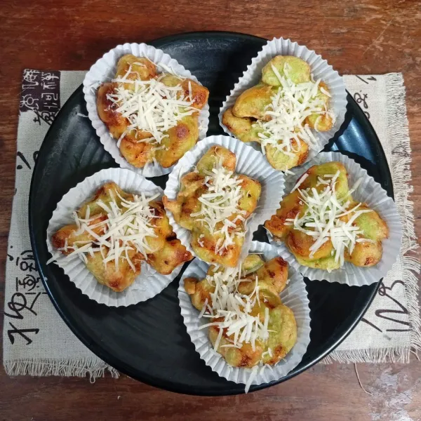 Beri parutan keju cheddar parut.