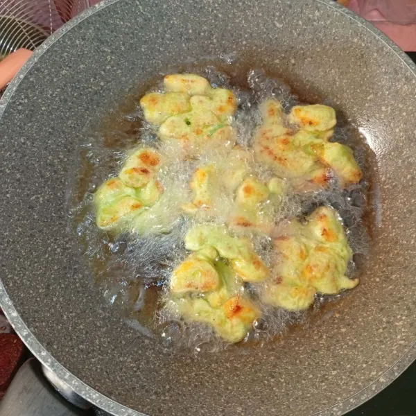 Panaskan minyak, tuang adonan limpang-limpung dengan bantuan sendok, goreng hingga matang.