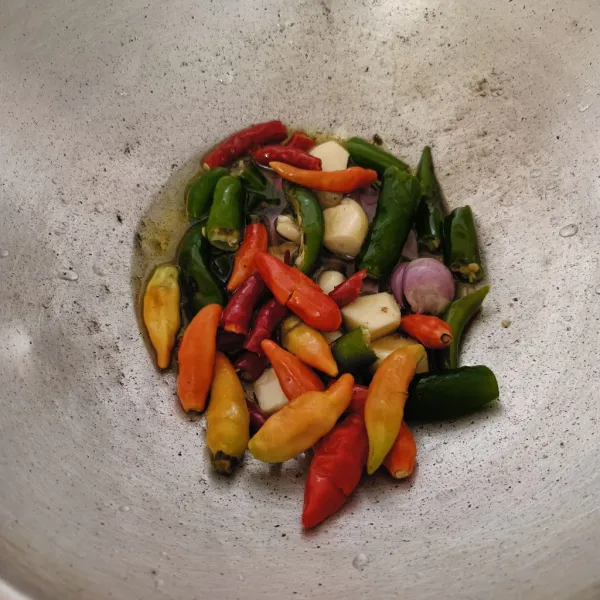 Goreng bahan sambel.