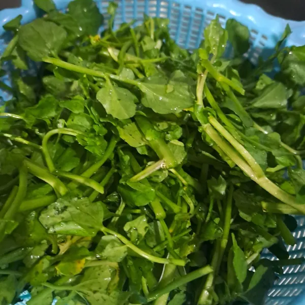 Petik sayuran atau potong sesuai selera, lalu cuci bersih dan tiriskan.