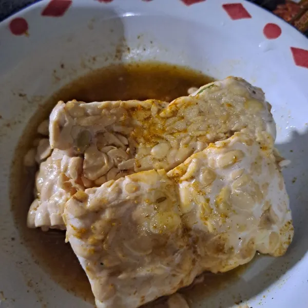 Iris tempe bumbui marinasi selama 10 menit, lalu goreng sampai kering.