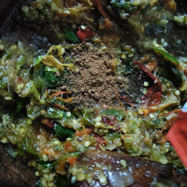 Tambahkan terasi bubuk, uleg lagi sampai halus.