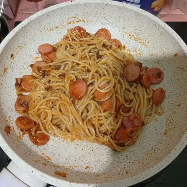 Masukkan spaghetti, kemudian aduk rata. Sajikan dengan taburan keju cheddar parut!