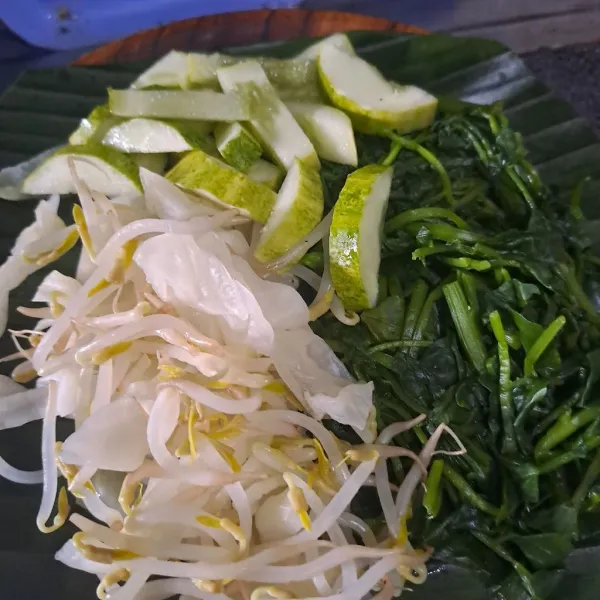 Susun sayuran di piring, siram dengan bumbu pecel, dan siap disajikan dengan tempe goreng!