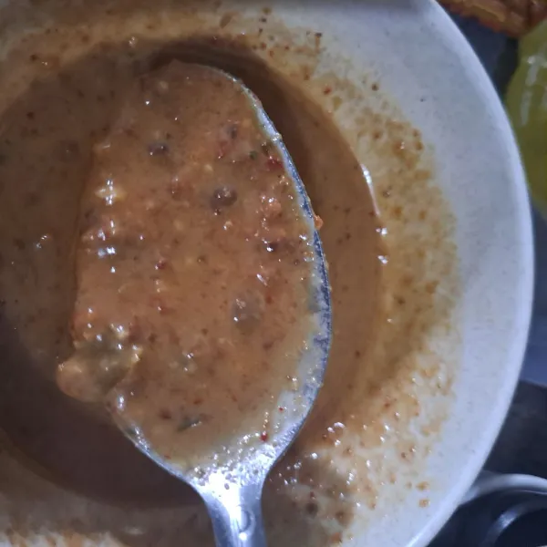 Masukkan bumbu pecel ke mangkok, siram dengan air hangat, aduk sampai tercampur rata.