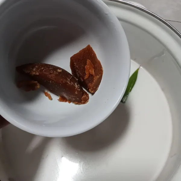 Tambahkan gula merah dan garam.