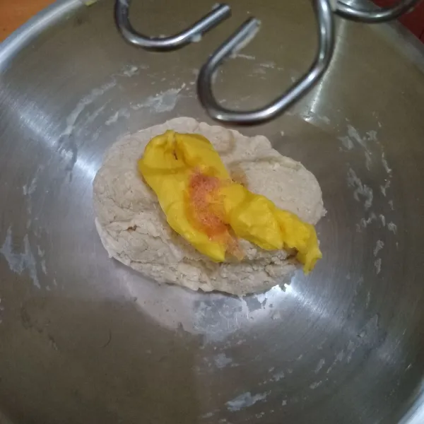 Masukkan margarin dan garam.