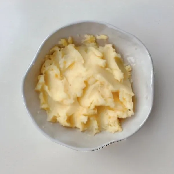 Haluskan kentang hingga menjadi adonan kentang tumbuk.