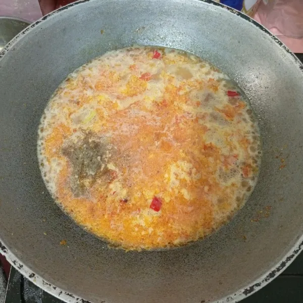 Tuang air. Beri garam, gula merah, dan lada bubuk.