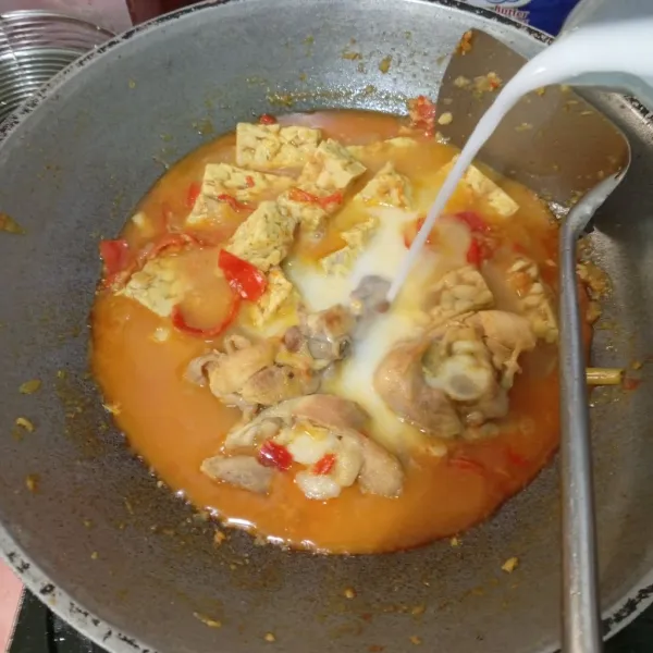 Tuang santan, kemudian aduk dan koreksi rasa.