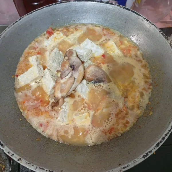 Masukkan tempe dan ayam, masak dengan api kecil sampai bumbu meresap.