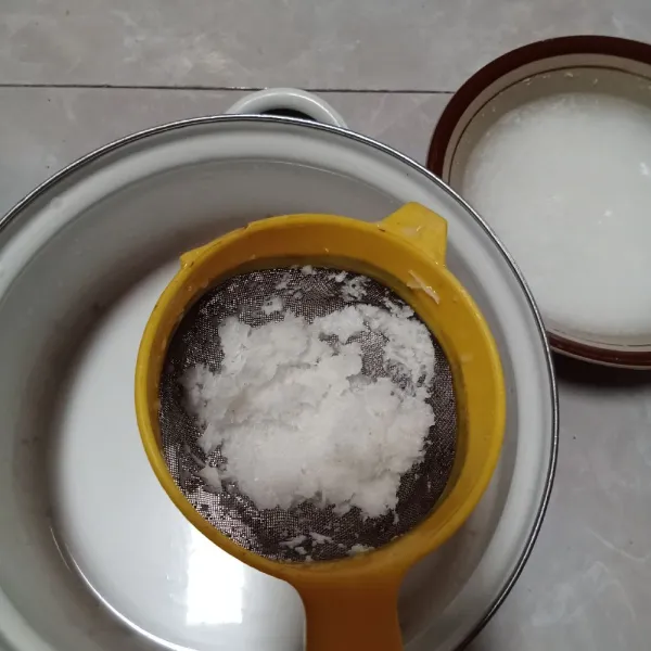 Siapkan 1/4 kelapa parut, tambahkan air kemudian peras santannya.