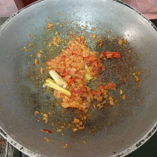 Haluskan bumbu, lalu tumis dengan minyak sisa menggoreng ayam, kemudian masukkan serai.